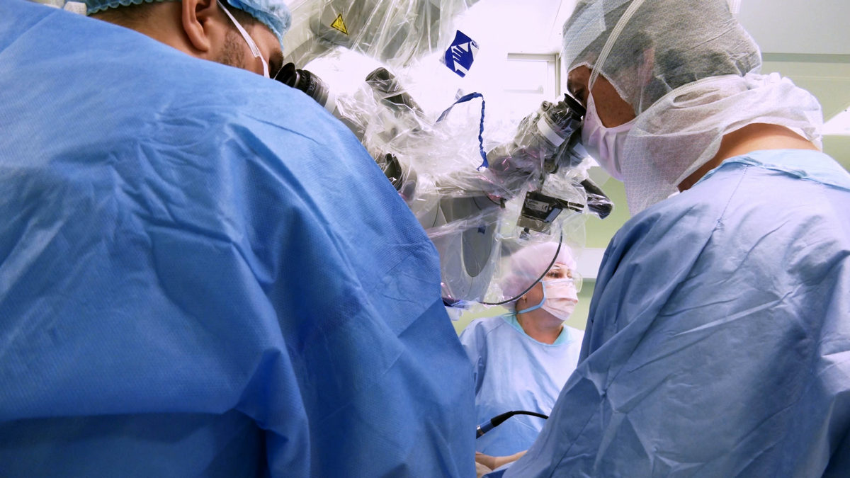 НМИЦ Мешалкина. Нейрохирург Павел Семин в ходе операции.jpg НМИЦ Мешалкина. Нейрохирург Павел Семин в ходе операции.jpg